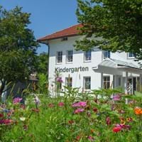 Kindergarten mit Blumenwiese.jpg