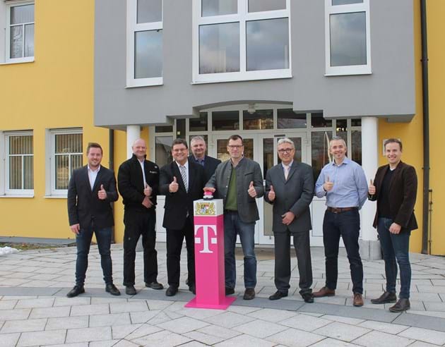 Freuen sich über den gelungenen Ausbau des schnellen Internetverbindung: (v.l.) Dominik Binder, Matthias Dannowski, Wilhelm Köckeis, Andreas Herzke, Bürgermeister Hans-Jürgen Fischer, Markus Münch, Tobias Mühlbauer und Christian Gabor.